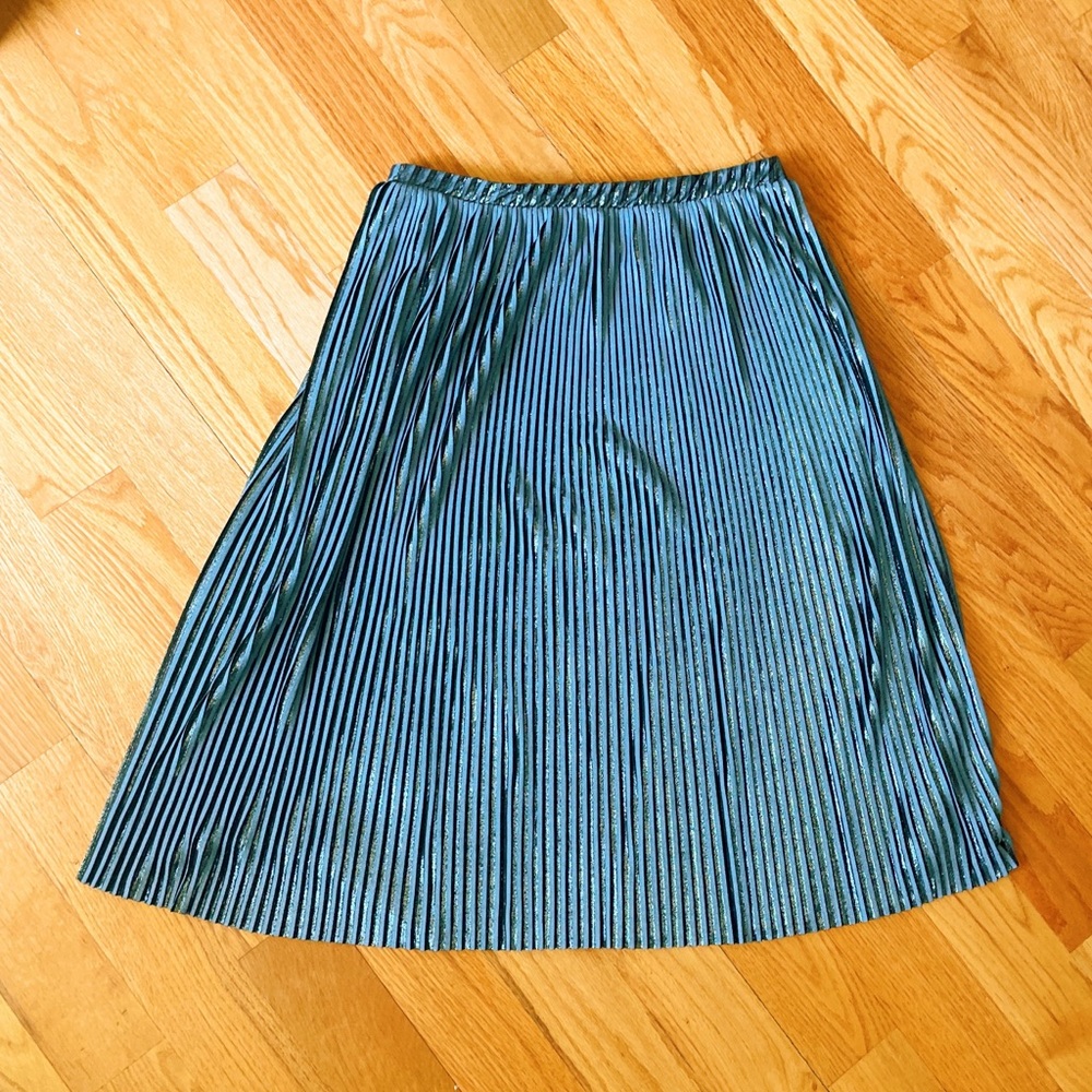 Shimmering pleated midi skirt ✨